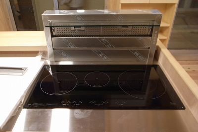 キッチンが とおり居間のいえ